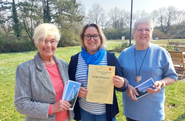 Die Damen überreichen die Auszeichnung